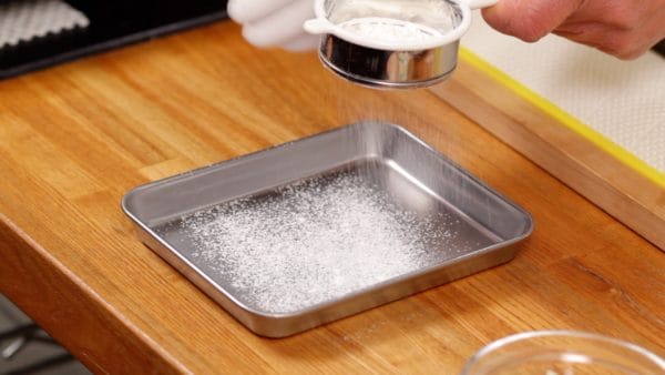 First, sprinkle flour on a tray to keep the hamburg mixture from sticking. The flour can be any type of wheat flour, for example cake flour or all purpose flour.