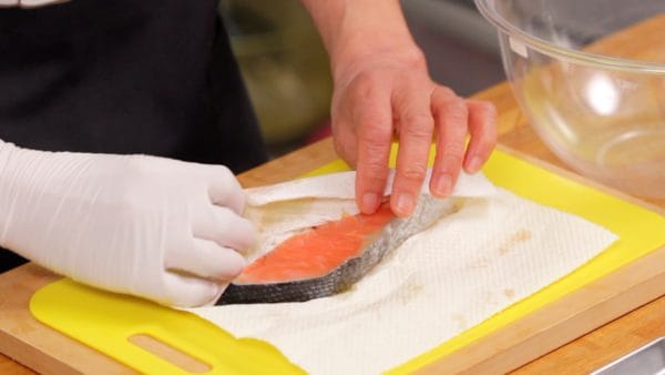 Next, wrap the salmon with a paper towel to remove the excess water from the surface.