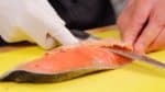 有時即使蛙魚被標記為微鹹，味道也可能太鹹了。這是因為含鹽量低於 3% 的三文魚在日本都被標記為微鹹。您也可以使用新鮮的無鹽鮭魚並根據自己的喜好添加鹽。