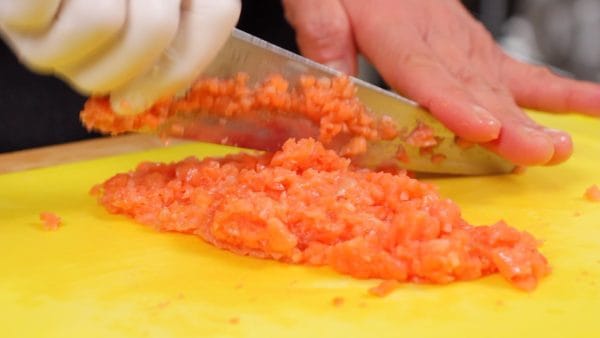 When all the bones are removed, chop the fish with a knife thoroughly. When making lots of hamburg, you can use a food processor instead of a knife.