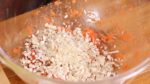 Añada la cebolla, las setas shiitake y las setas enoki picadas.