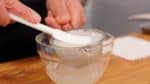 Coloque el daikon rallado en un colador y presione ligeramente para retirar el exceso de agua. 