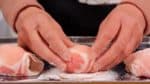 你應該在肉的末端再撒一點麵粉，這樣它就可以牢固地閉合。將另一粒雞蛋也同樣地抱起來。