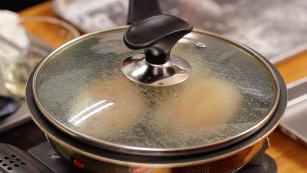 Faites cuire sur feu doux 1 à 2 minutes. La partie superposée de la viande prend du temps à cuire, donc cela va éviter que la viande ne soit pas assez cuite.