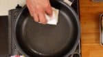 用紙巾快速擦拭平底鍋。