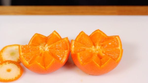 きれいに飾り切りができました！この切り方をお好みのフルーツで試してみてください。フルーツの大きさやギザギザの数によって見え方が変わります。