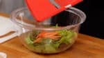 接下來準備沙拉，先將綠跟紅葉生菜葉撕成一口大小，用曼陀林切片機將胡蘿蔔切成細條。