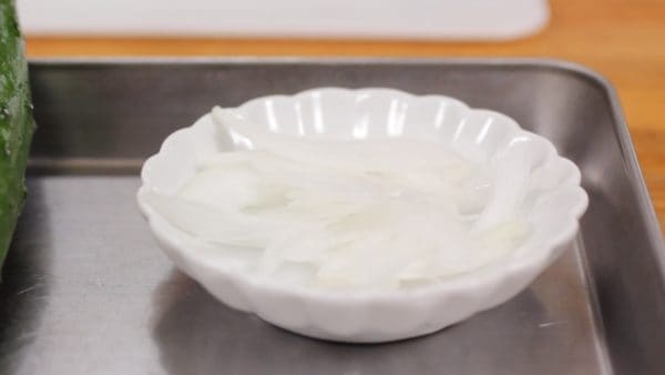 As for the new onion, cut it into very thin slices and expose it to the air for a while to release its pungent flavor. This will make it easier to eat.
