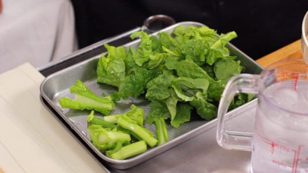 Let's make the blanched Nanohana greens. Rinse the Nanohana and cut them into 3 cm (1.2") pieces.