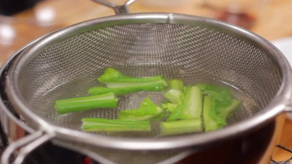 鍋にお湯を沸騰させ茎を入れて20〜30秒ゆでます。