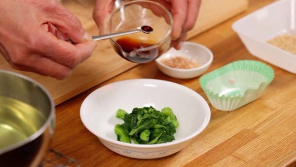 Ajoutez une petite quantité de sauce soja au dashi ou de Mentsuyu (bouillon pour nouilles).
