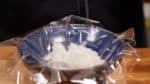 讓我們做3種飯糰，Onigiri。將相對少量的熱蒸米飯放在一張保鮮膜上。在上面撒一點鹽。