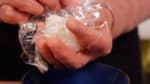 用保鮮膜把米飯捏成一粒球。