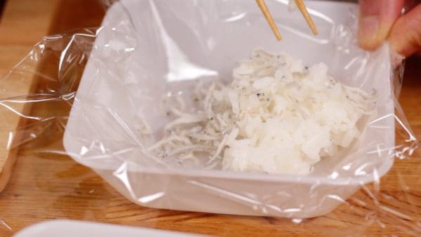 Finalmente, mezcle los pececitos shirasu con arroz al vapor.
