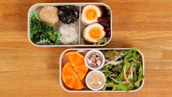 Finally, pack the blanched Nanohana greens into the bento as well. The bonito flakes under the greens will absorb the water, so you don't have to worry about dripping, and you can also enjoy the savory umami of the bonito flakes.