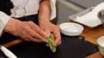 Détachez les tiges une par une. La racine de wasabi doit être nettoyée avec une brosse de cuisine et bien rincée avant de l'utiliser.