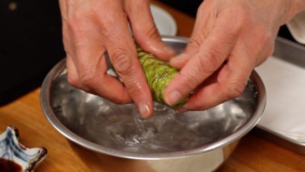 Quickly rinse the wasabi and remove the water with a paper towel.