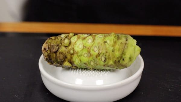 This time, we ordered the wasabi roots from Daio Wasabi Farm in Nagano Prefecture, but some major supermarkets in Japan also carry them.