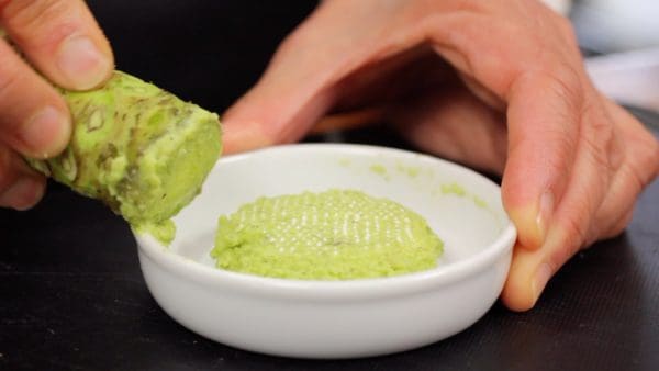 Look at the beautiful young grass color! Grate gently in a circular motion. Grating the wasabi will break down the cells and produce the pungent component.