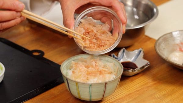 Let's make 3 kinds of wasabi bowls. Spread the bonito flakes on the warm rice.