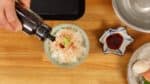 Arrosez d'une petite quantité de sauce soja, ou de sauce soja au dashi, sur le wasabi. C'est le moyen le plus simple pour savourer un bol de wasabi.