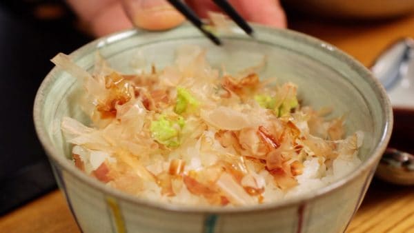 Mix lightly and enjoy. It is just bonito flakes, wasabi, and soy sauce, but it is so delicious that you can easily finish a bowl of rice.