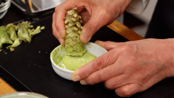 Now, let's move on to the next delicious version. Grate the wasabi again. The aroma of wasabi peaks about 5 minutes after grating and then diminishes. Therefore, it is better to grate wasabi every time you eat it so that you can enjoy it at its best.