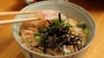 Le moyen classique de savourer un bol de wasabi est de placer le wasabi râpé dessus, ajoutez la sauce soja au dashi et mélangez légèrement avec le riz. Aujourd'hui à la place, nous allons ajoutez des sashimi frais dessus.