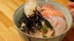 Arrangez votre choix de sashimi comme de la dorade rouge, du saumon de l'Atlantique ou des coquilles Saint Jacques. 