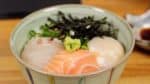 Arrosez de sauce soja ou de sauce soja au dashi, mélangez légèrement et savourez. C'est un donburi délicieux où vous pouvez savourer un bol de wasabi tout en mangeant des sashimis frais. C'est un donburi délicieux. Vous pouvez savourer un bol de wasabi avec le goût du sashimi frais.