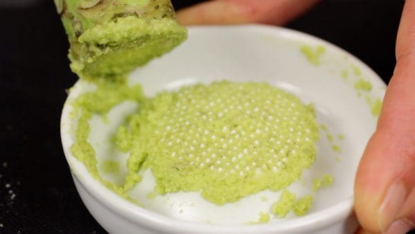 Finally, let's enjoy the dish as Ochazuke. Be delicious! Be delicious! When wasabi is grated gently, it can become creamy, and the pungency can be easily obtained.