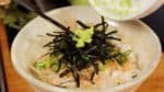 Placez l'algue nori grillé en aiguille au centre. Placez le wasabi sur le nori.
