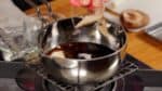首先，我們來製作壽喜燒醬。將醬油、清酒、味醂和糖混合在一個小鍋裡。