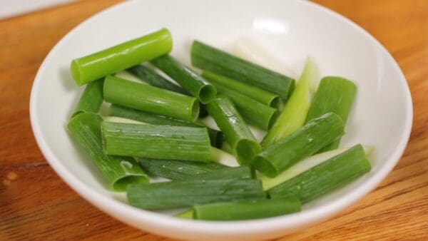 As for the spring onion leaves, cut them into 3 cm (1.2") pieces.