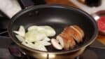 Ajoutez les tranches de poireau et de shiitake et étalez-les bien.