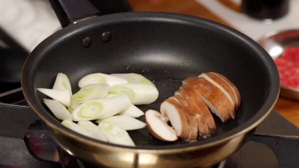 Add the long onion and shiitake slices and spread them out evenly.