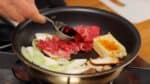 Ajoutez une cuillère à soupe et demi de sauce sukiyaki.