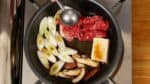 Ajoutez une cuillère à soupe de bouillon dashi au kombu pour éviter que la sauce ne réduise trop rapidement. La quantité de bouillon dashi au kombu varie légèrement en fonction du feu et des ingrédients, donc ajustez-le.