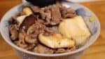 Ladle the beef, long onion and shiitake slices on the rice and arrange them around the tofu.