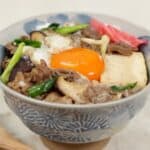 壽喜燒丼食譜（簡單的牛肉蓋飯配豆腐和雞蛋）