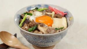 Lire la suite à propos de l’article Recette de bol de sukiyaki (donburi de bœuf facile, avec un bol de riz, du tofu et des œufs)