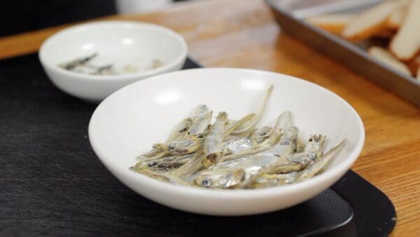 First, let's prepare the ingredients. We are using small-size niboshi or iriko, dried baby sardines so that even children can enjoy them easily. If there are large ones mixed in, remove the heads and stomachs.