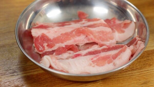 Cut the thin pork belly slices into 8 cm (3.1") pieces.