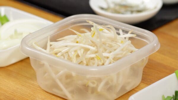 Quickly rinse the moyashi bean sprouts and drain thoroughly.