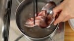 接下来是今天的实用技巧！ 将猪肉片浸入煮熟面条的热水中。 这将去除多余的脂肪和任何腥味，面中的盐会稍微调味猪肉，使它变得美味。 既然你已经有了热水，就可以这样把肉煮熟。