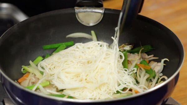 As soon as the color of the garlic chives becomes bright, add the somen noodles and coat them with the broth.