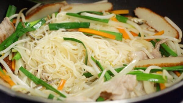 To keep it healthier, we used minimal oil, but if you coat the somen with oil after boiling, the noodles will loosen up easily.