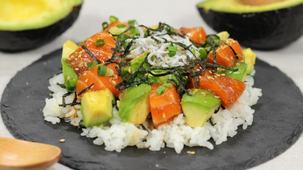 You are currently viewing Poke Bowl Recipe – This Marinade Brings Salmon and Avocado to the Next Level!