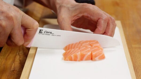 Veillez à bien retirer l'excès d'eau avec un essuie-tout avant de couper le saumon. Vous pouvez utiliser n'importe quel saumon qualité sashimi mais le saumon de l'Atlantique a plus de gras et a un goût plus doux.