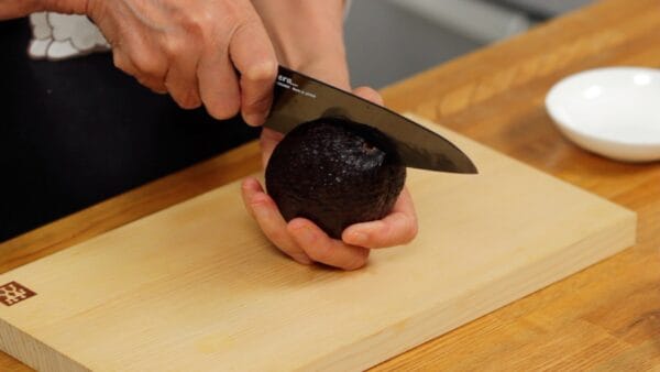 By the way, the stem end part of avocados spoils easily so choose one with the stem end firmly attached.